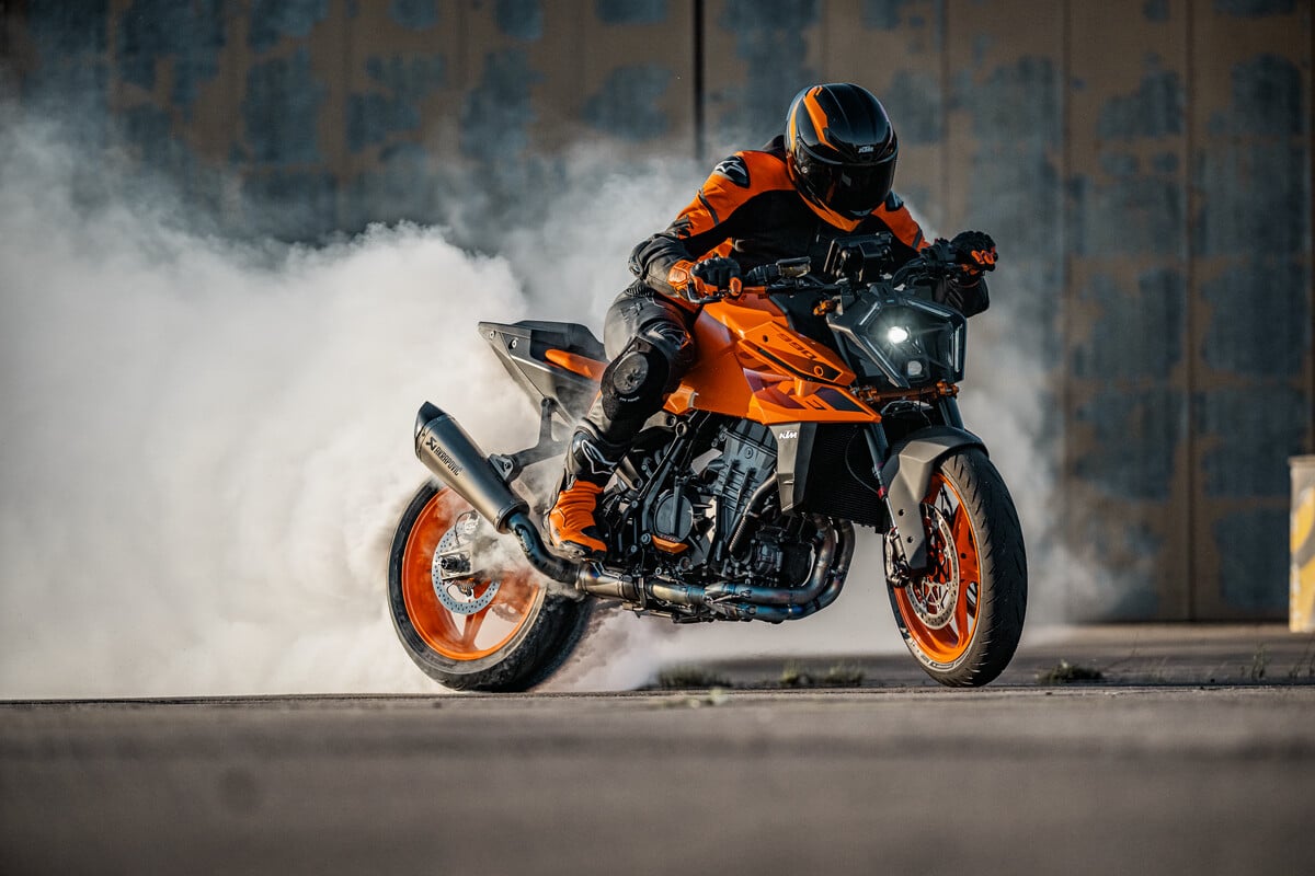 554168_MY24 KTM 990 DUKE_Action _Action_ACTION-1