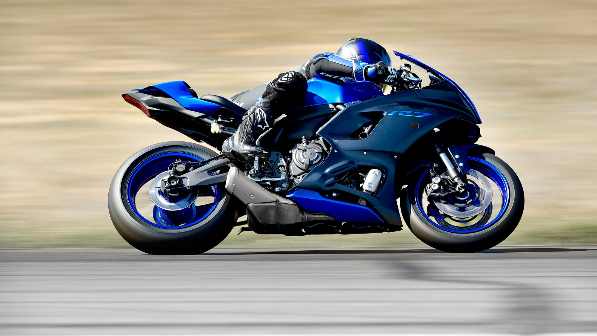 2022-Yamaha-YZF700R7-EU-Icon_Blue_-Action-009-03-1